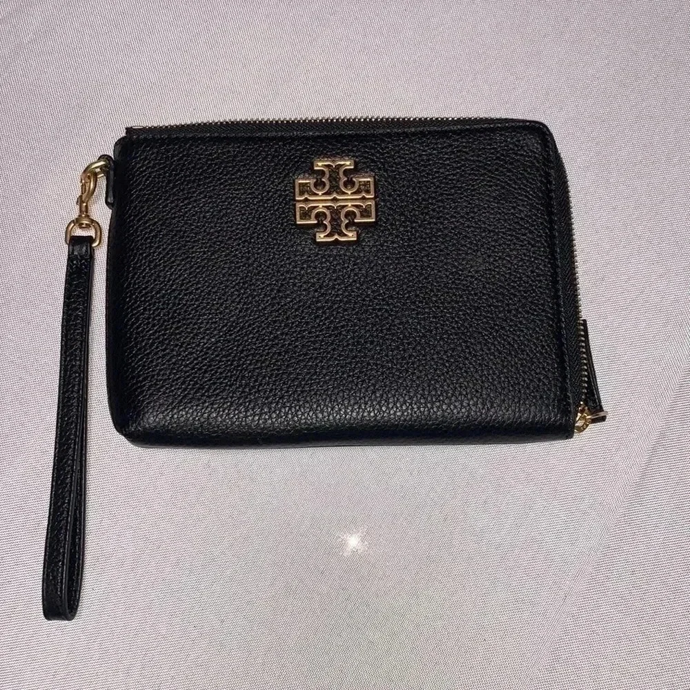 TORY BURCH Britten Large Zip Pouch Wristlet NWT.